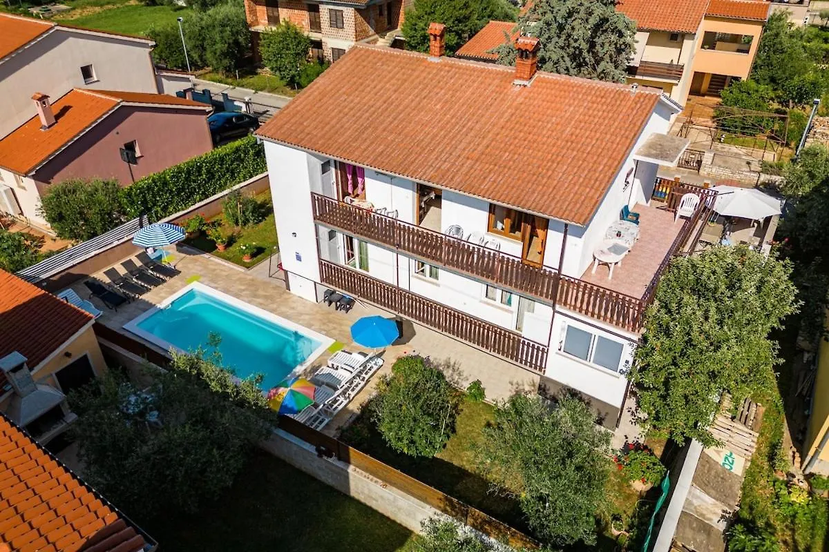 Apartment 3 With Pool Pula 0*,