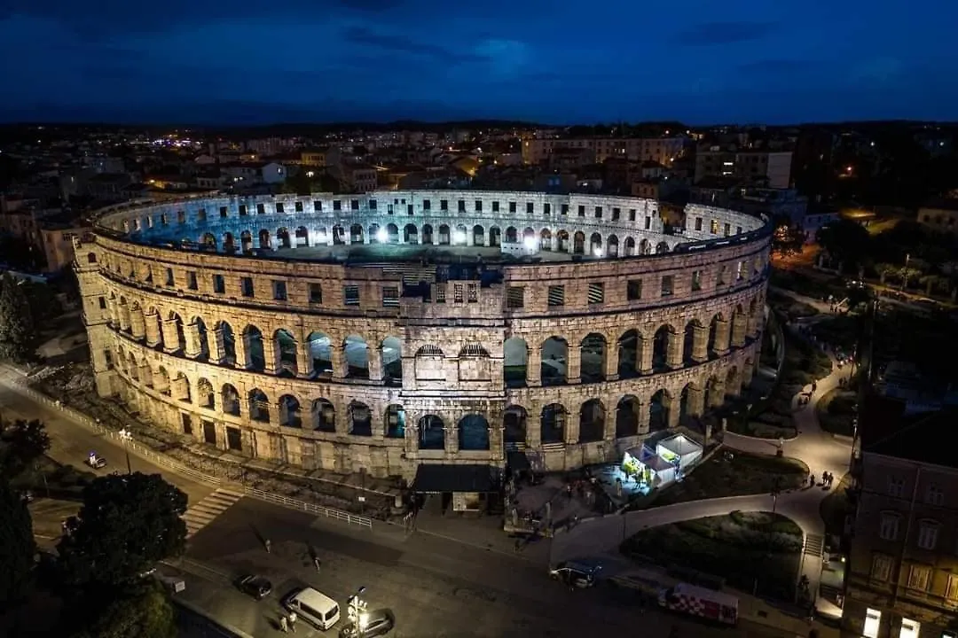 Apartment 3 With Pool Pula