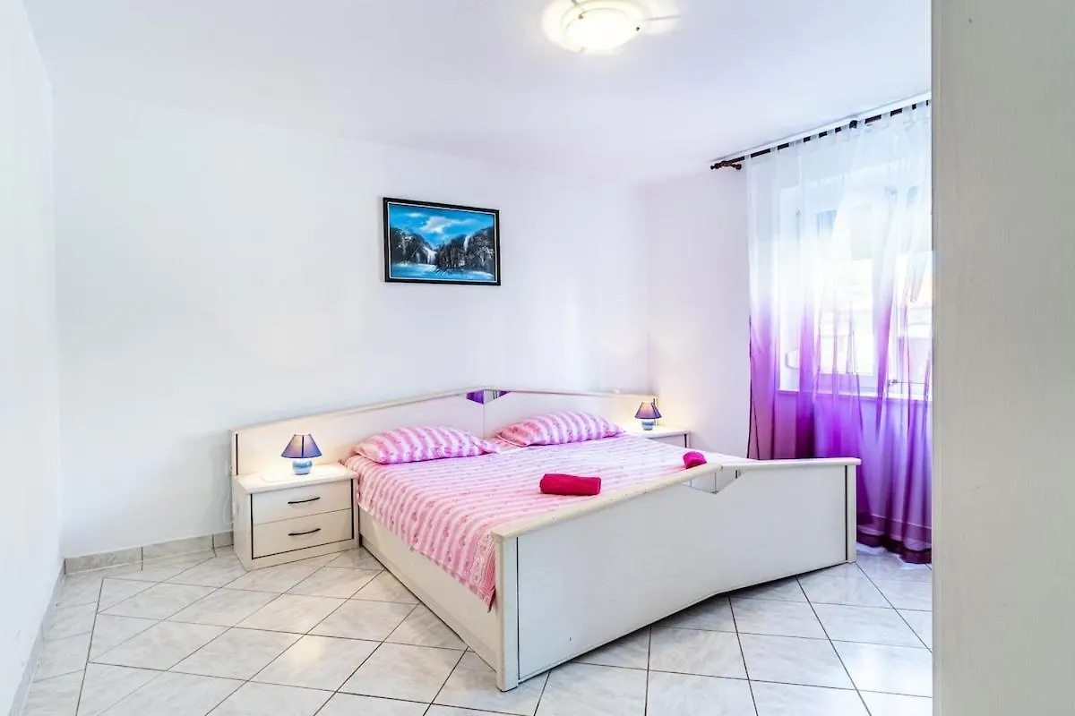 Apartment 3 With Pool Pula