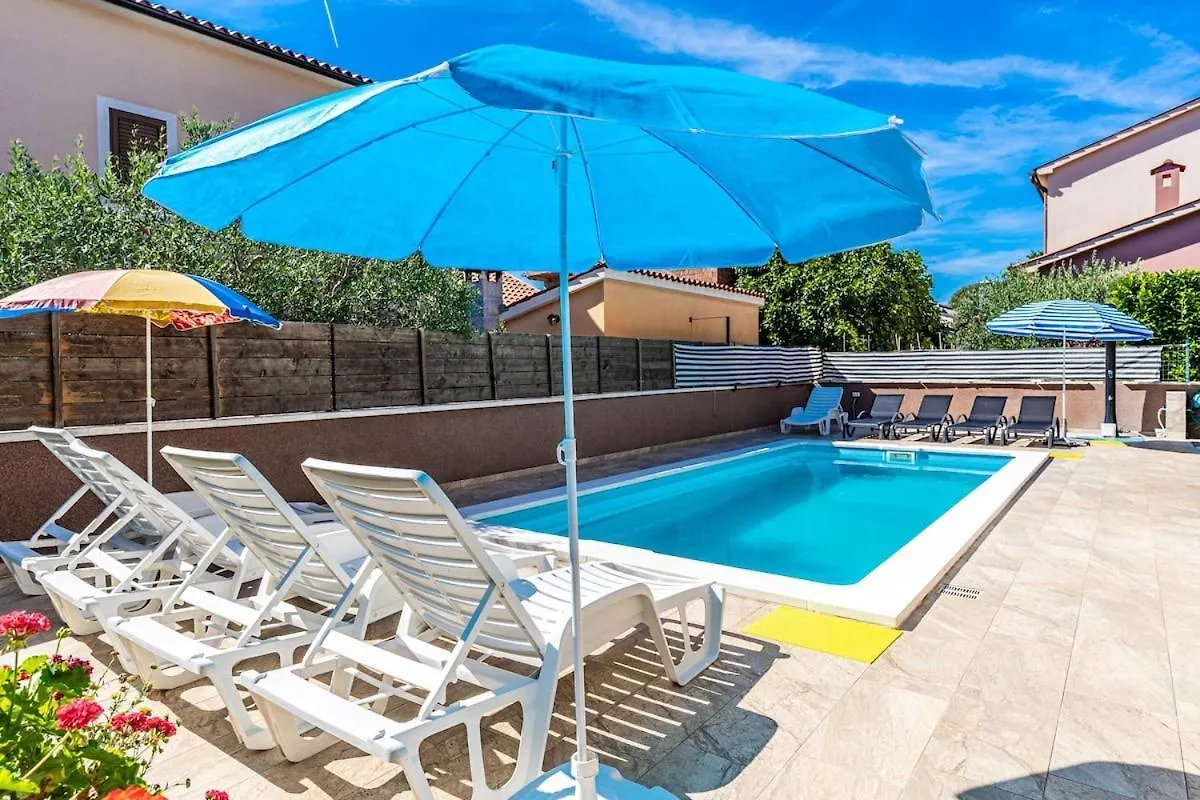Apartment 3 With Pool Pula