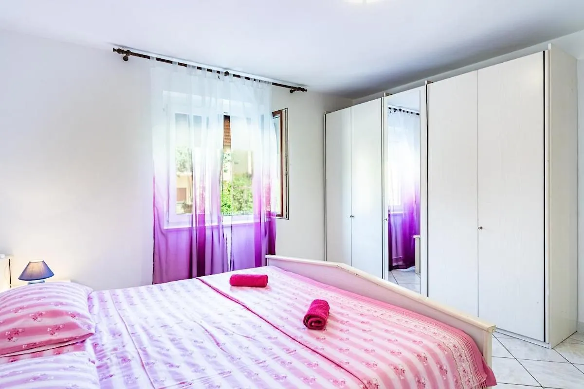Apartment 3 With Pool Pula