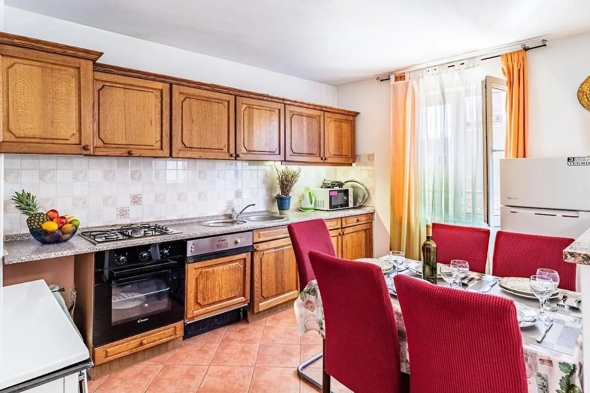 Apartment 3 With Pool Pula