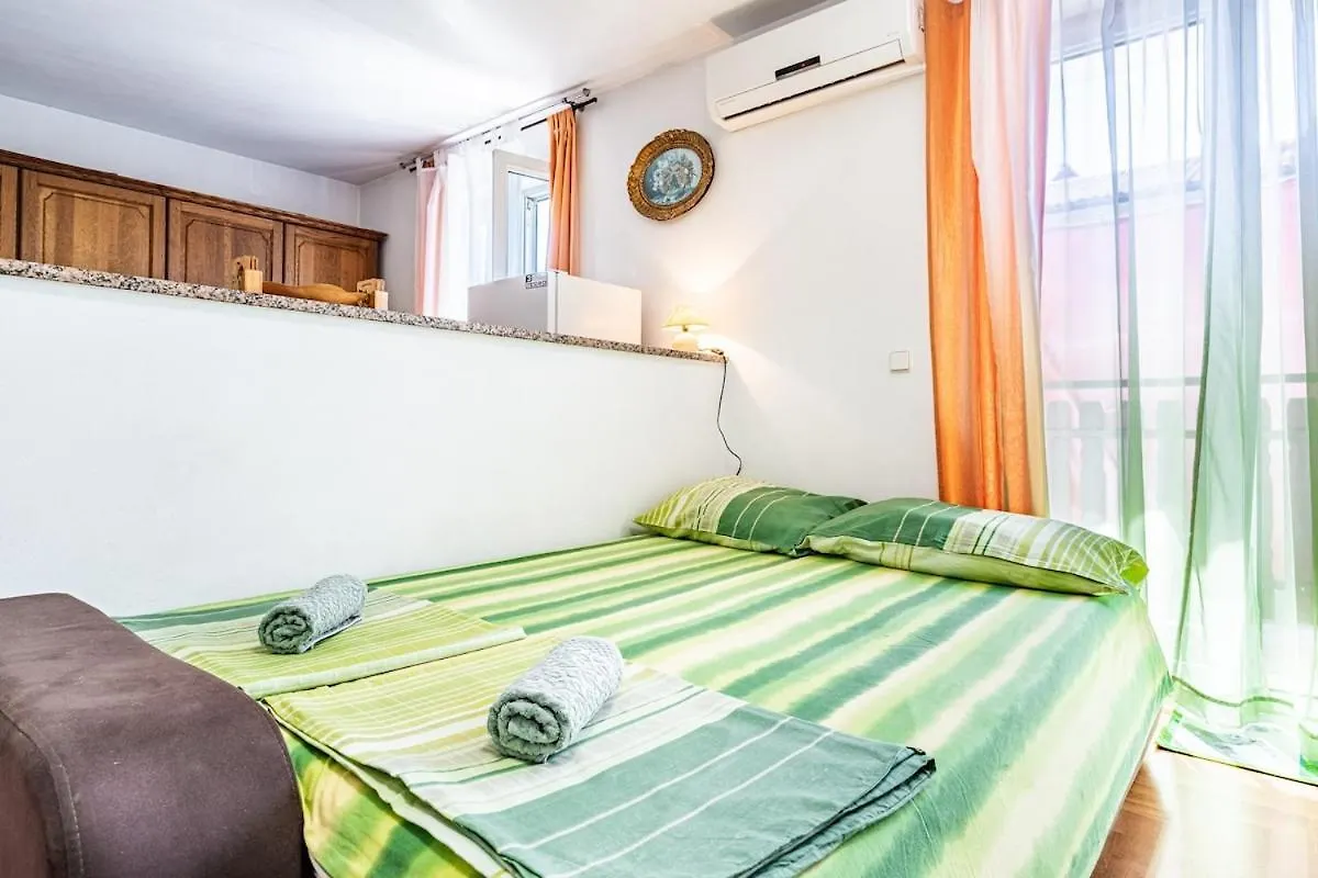 Apartment 3 With Pool Pula