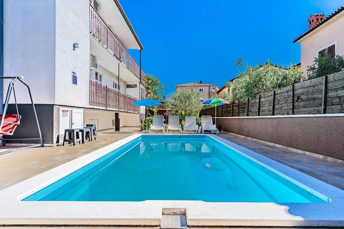 Apartment 3 With Pool Pula